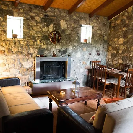 Patras Stonehouse With Large Yard - πέτρινο σπίτι με αυλή * Paralía