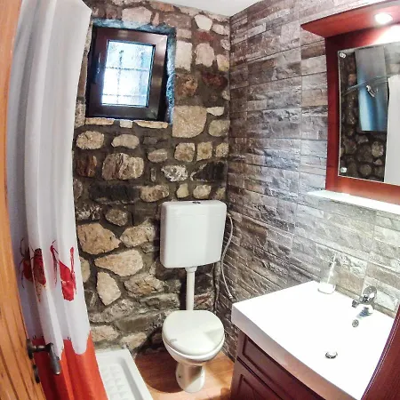 Patras Stonehouse With Large Yard - πέτρινο σπίτι με αυλή Holiday home