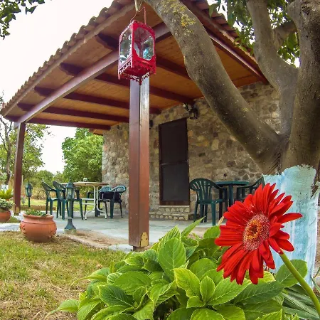 Patras Stonehouse With Large Yard - πέτρινο σπίτι με αυλή Semesterbostad