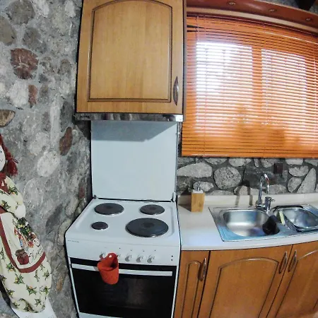 Patras Stonehouse With Large Yard - πέτρινο σπίτι με αυλή Semesterbostad *