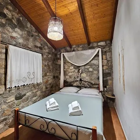 Patras Stonehouse With Large Yard - πέτρινο σπίτι με αυλή Semesterbostad