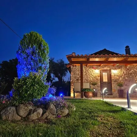 Patras Stonehouse With Large Yard - πέτρινο σπίτι με αυλή