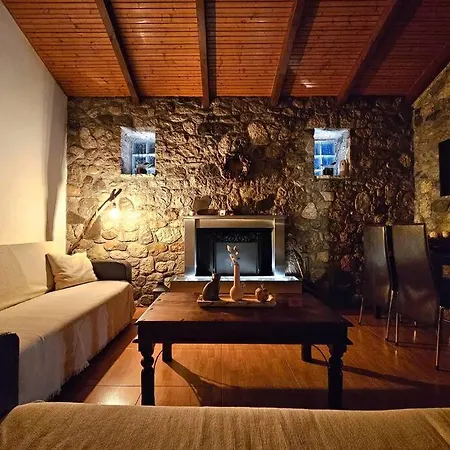 Patras Stonehouse With Large Yard - πέτρινο σπίτι με αυλή Paralía