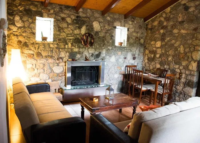 Patras Stonehouse With Large Yard - πέτρινο σπίτι με αυλή * Paralía