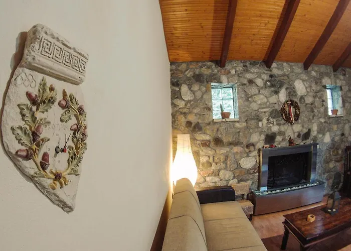 Patras Stonehouse With Large Yard - πέτρινο σπίτι με αυλή