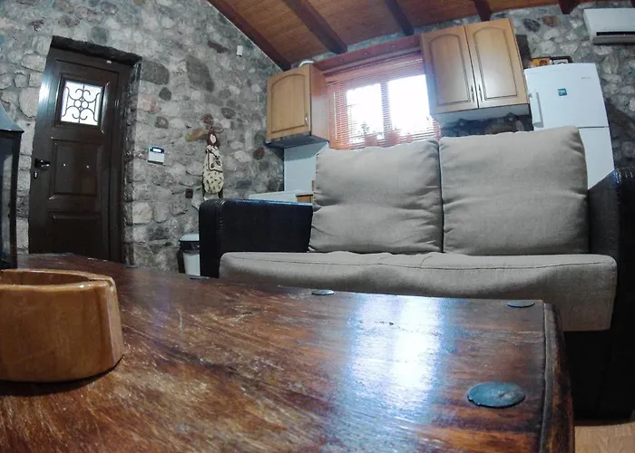 Patras Stonehouse With Large Yard - πέτρινο σπίτι με αυλή *