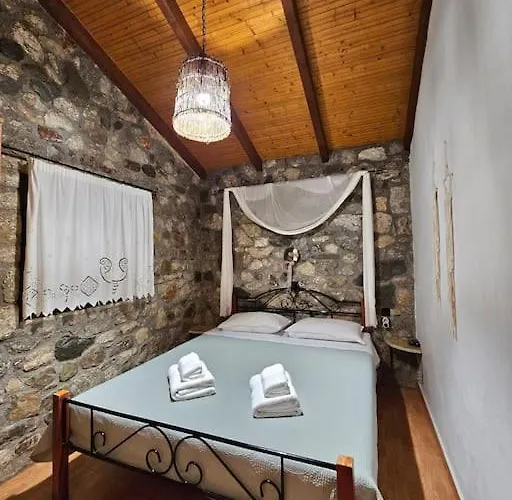 Patras Stonehouse With Large Yard - πέτρινο σπίτι με αυλή Σπίτι διακοπών