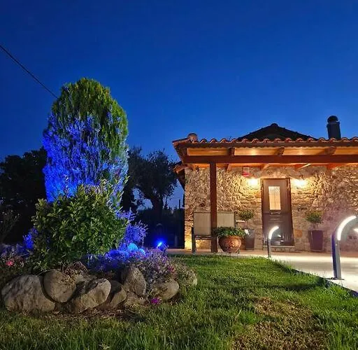 Patras Stonehouse With Large Yard - πέτρινο σπίτι με αυλή