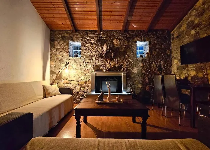 Patras Stonehouse With Large Yard - πέτρινο σπίτι με αυλή Paralía